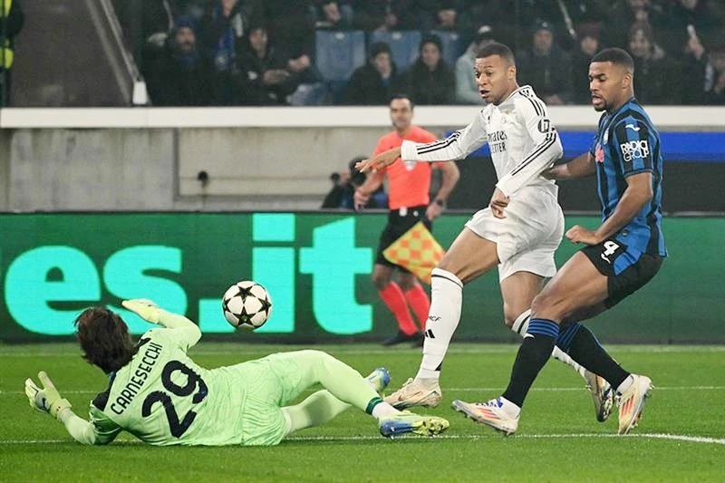 Kylian Mbappe ghi bàn thắng thứ 50 tại Champions League nhưng phải rời sân ở giữa hiệp 1 vì chấn thương. 