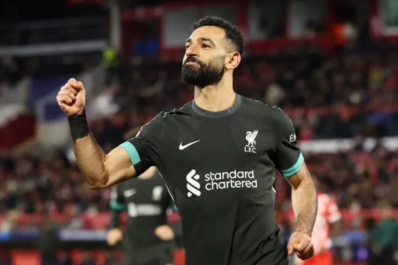 Mohamed Salah ăn mừng sau khi ghi bàn trên chấm phạt đền Salah.jpg