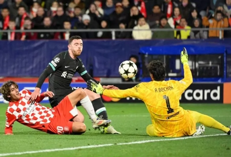 Thủ thành Alisson trở lại và có một loạt pha cứu thua để giúp Liverpool giữ sạch lưới lần thứ 5 tại châu Âu mùa giải này. Salah.jpg