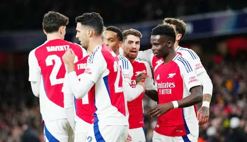 Chiến thắng thứ 4 sau 6 trận vòng bảng giúp Arsenal vươn lên vị trí thứ 3 trên bảng xếp hạng. Abraham.jpg
