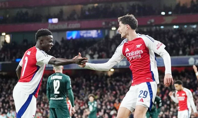 Bukayo Saka và Kai Havertz vẫn rất vui vẻ sau bàn thắng. 