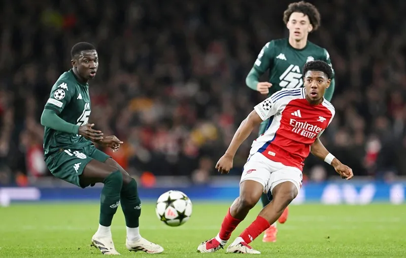 Hậu vệ trái 18 tuổi Myles Lewis-Skelly đang được HLV Arteta tin tưởng. Arteta1.jpg