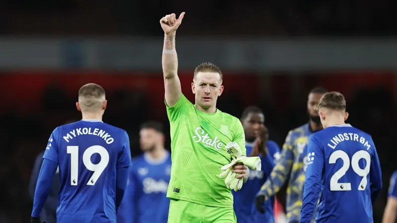 Thủ thành Jordan Pickford chơi rất tốt để bảo vệ mành lưới cho đội khách Everton. Arteta.jpg