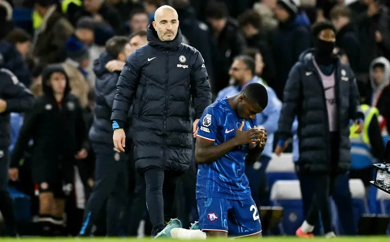 HLV Enzo Maresca vẫn quả quyết Chelsea chưa ở trong cuộc đua vô địch. Enzo Maresca.jpg