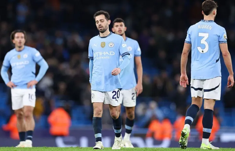 Phil Foden và Bernardo Silva đã công khai chỉ trích màn trình diễn của đội nhà. Pep Guardiola1.jpg