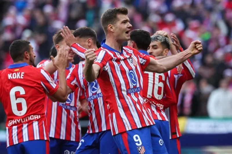 Atletico Madrid chính là đội bóng thể hiện phong độ đáng sợ nhất lúc này tại châu Âu. Barca1.jpg