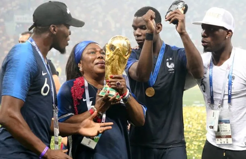 Paul Pogba cùng mẹ và 2 người anh trai Mathias, Florentin ăn mừng chức vô địch World Cup 2018 tại Nga Pogba.jpg