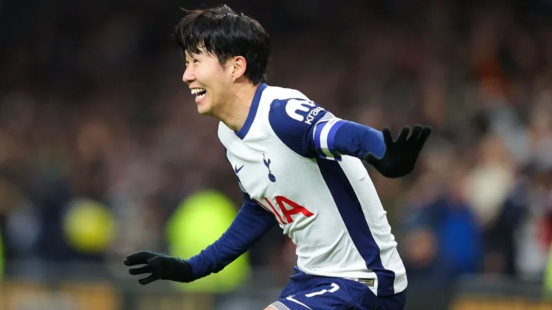 Đội trưởng Son Heung-min ăn mừng bàn quyết định trực tiếp từ một quả phạt góc. Son Heung-min1.jpg