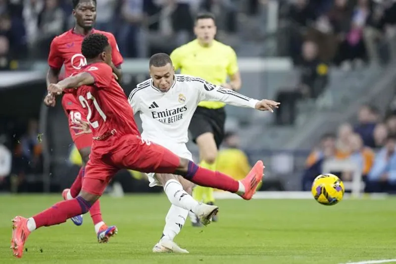 Mbappe ghi 6 bàn trong tháng qua và có 14 bàn trên mọi đấu trường mùa giải này cho Real Madrid. Kylian Mbappe.jpg