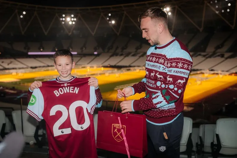 Đội trưởng của West Ham - Jarrod Bowen tặng quà cho cậu bé Archie Bowen.jpg