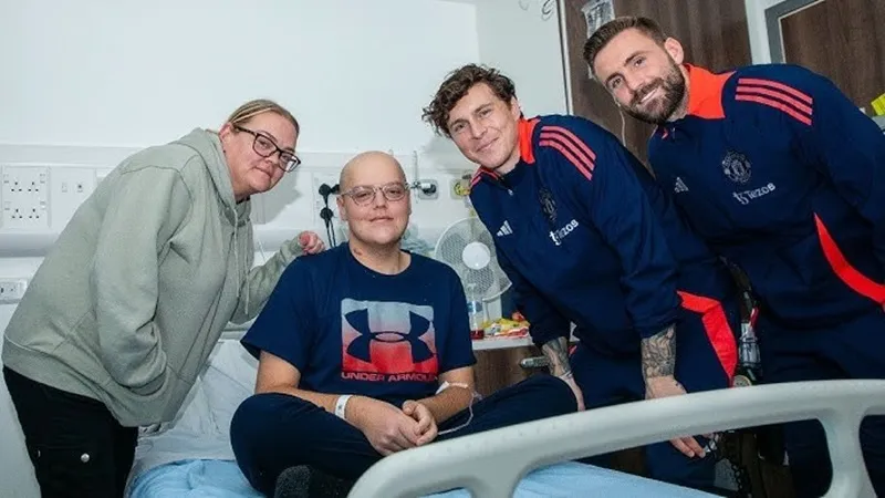 Luke Shaw và Victor Lindelof khi đến thăm Trung tâm điều trị Christie Palatine Lindelof.jpg