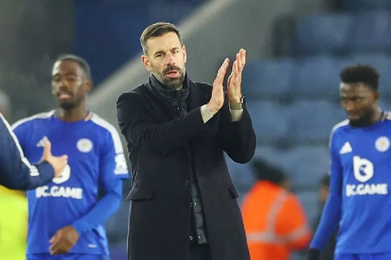 Van Nistelrooy và Leicester vừa chịu các tỷ số thua choáng váng trước Newcastle và Wolves. Van Nistelrooy.jpg