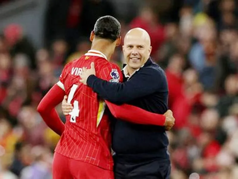 HLV Slot có khởi đầu tuyệt vời khi Liverpool chỉ thua một lần trên tất cả các mặt trận mùa giải này. Virgil van Dijk.jpg