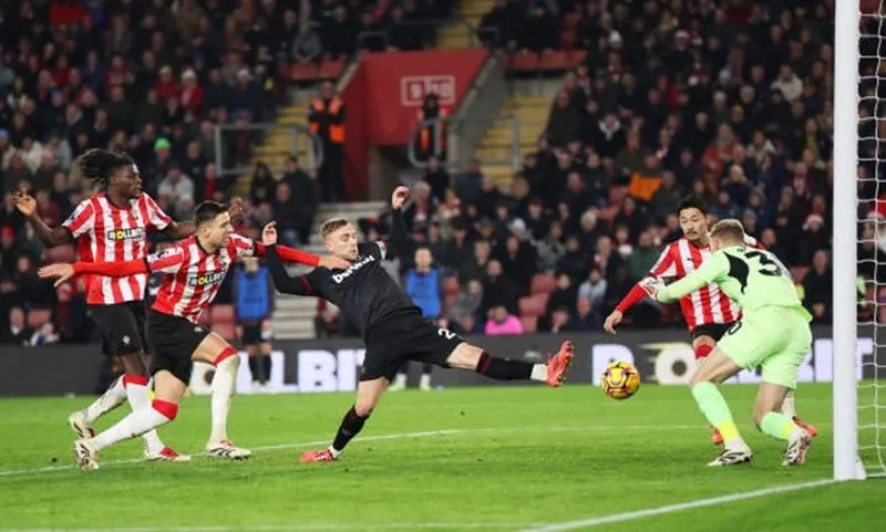 Tình huống ghi bàn mang về 3 điểm cho West Ham của Bowen Bowen.jpg