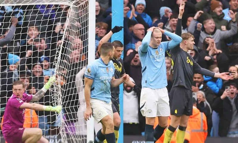 Man.City chỉ hòa 1-1 với Everton tại sân Etihad vào Ngày tặng quà. Pep Guardiola.jpg