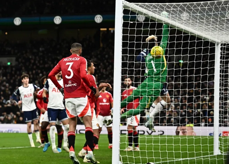 Tái lập sai lầm khủng khiếp 7 ngày trước đó khiến Man.United thua Tottenham ở Cúp Liên đoàn. Andre Onana 1.jpg