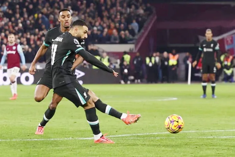 Salah vẫn đều đặn ghi bàn và kiến tạo bất chấp tương lai ở Liverpool vẫn chưa rõ ràng. Mohamed Salah 1.jpg