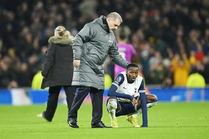 Tottenham chỉ thắng 1 trong 7 trận và kết thúc năm ở vị trí thấp hơn thứ 7 lần đầu tiên kể từ mùa giải 2008-09. Radu Dragusin.jpg