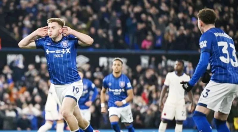 Liam Delap chơi ấn tượng giúp Ipswich giành chiến thắng 2-0 trước Chelsea vào thứ Hai. Ipswich.jpg