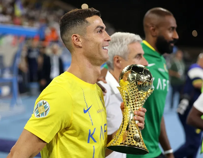 Ronaldo chỉ nâng cao một danh hiệu là Cúp vô địch các CLB Ả Rập năm 2023 cùng Al Nassr. Cristiano Ronaldo1.jpg