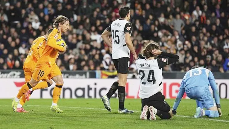 Luka Modric vào sân ở phút 80 và ghi bàn gỡ hòa 1-1 chỉ sau 5 phút. Luka Modric.jpeg