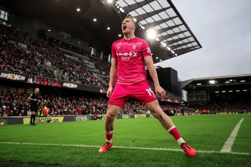 Liam Delap nâng tỷ số lên 2-1 cho Ipswich Town cũng từ chấm penalty Delap.jpg