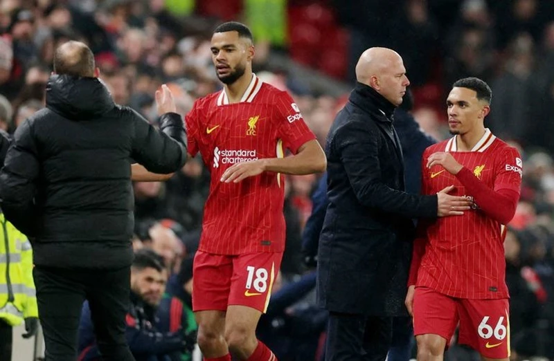 Arne Slot bảo vệ màn trình diễn kém cỏi của Trent Alexander-Arnold trong trận hòa 2-2 trước Man.United.