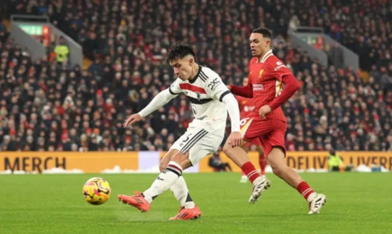 Alexander-Arnold để Lisandro Martinez vượt qua và ghi bàn mở tỷ số cho Man.United. Trent Alexander-Arnold1.jpg