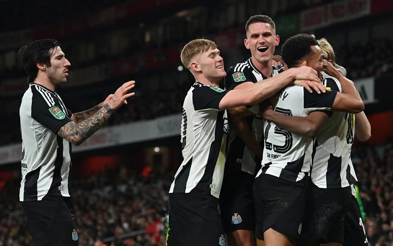 Newcastle thắng 2-0 ngay trên sân Arsenal ở lượt đi bán kết Cúp Liên đoàn.