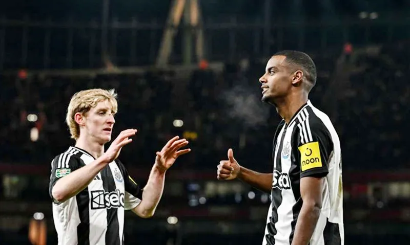 Alexander Isak tiếp tục xuất sắc giúp Newcastle tạo lợi thế trước trận lượt về tại St James' Park vào ngày 5-2. Alexander Isak1.jpg