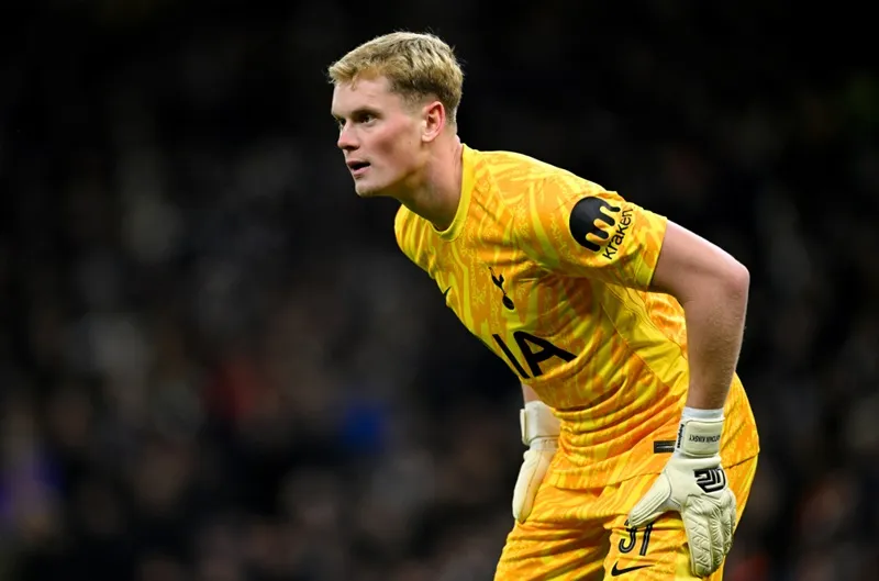 Thủ thành 21 tuổi Antonin Kinsky có màn ra mắt trong mơ chỉ 3 ngày sau khi ký hợp đồng từ Sparta Prague. Lucas Bergvall1.jpg