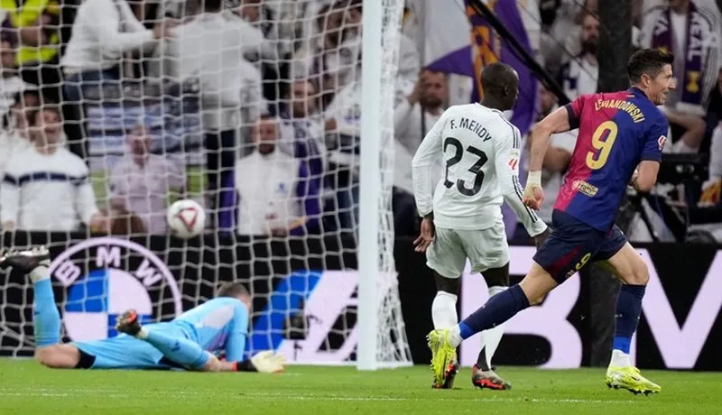 Lewandowski ghi 2 bàn khi Barca đánh bại Real Madrid tại Santiago Bernabeu vào tháng 10. Robert Lewandowski1.jpg