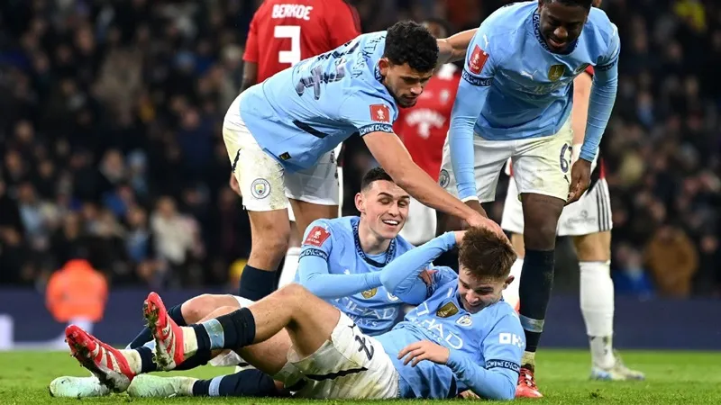 Người hùng lập hat-trick James McAtee được tán thưởng bởi đồng đội. Salford City.jpg