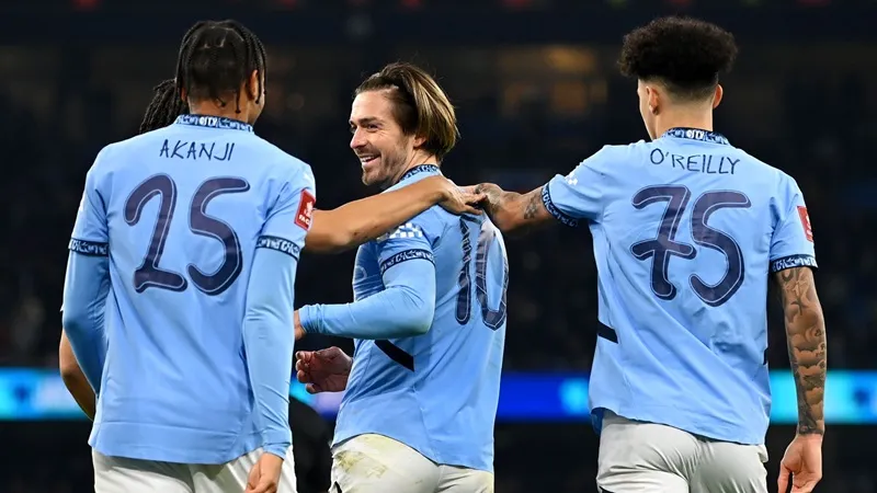 Jack Grealish chấm dứt cơn khô hạn bàn thắng kéo dài hơn một năm từ quả phạt đền. Salford City11.jpg