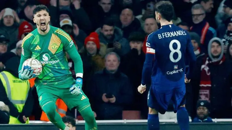 Thủ thành Altay Bayindir cản được 2 quả phạt đền mang tính quyết định. Altay Bayindir.jpg