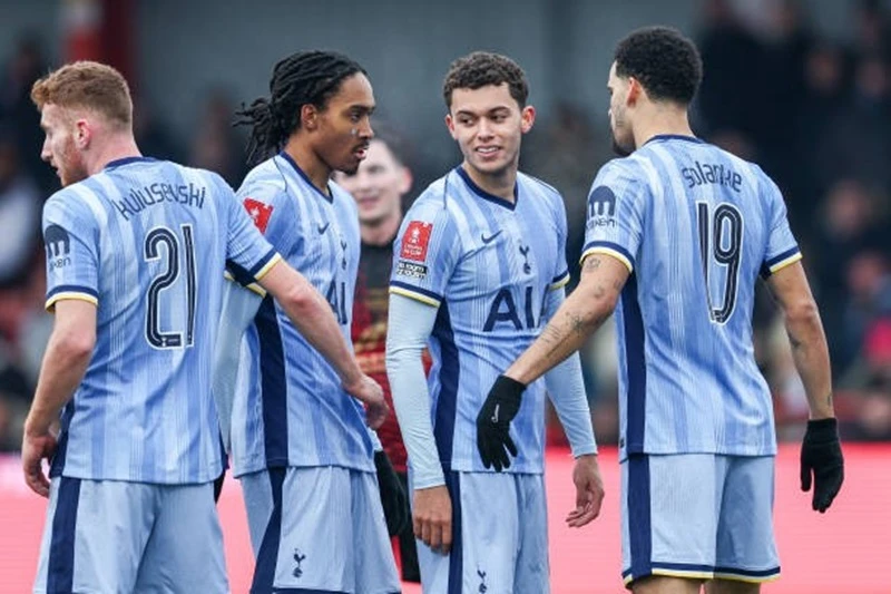 Tottenham đánh bại Tamworth với tỷ số 3-0 sau 120 phút