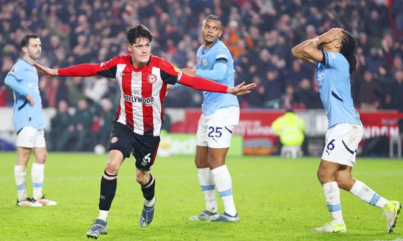 Man.City đánh mất lợi thế dẫn 2 bàn và chịu kết quả hòa 2-2 tại Brentford trong 10 phút cuối.