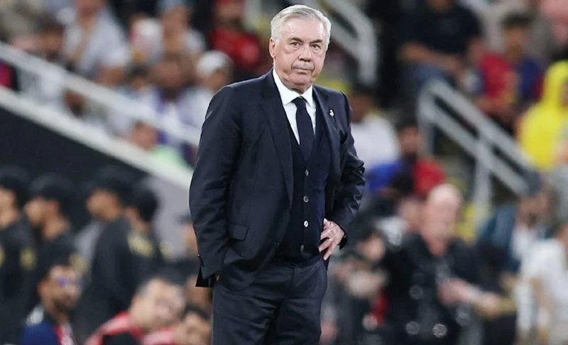 HLV Carlo Ancelotti chịu nhiều áp lực khi Real Madrid thua Barcelona 2-5 ở chung kết Siêu cúp Tây Ban Nha.