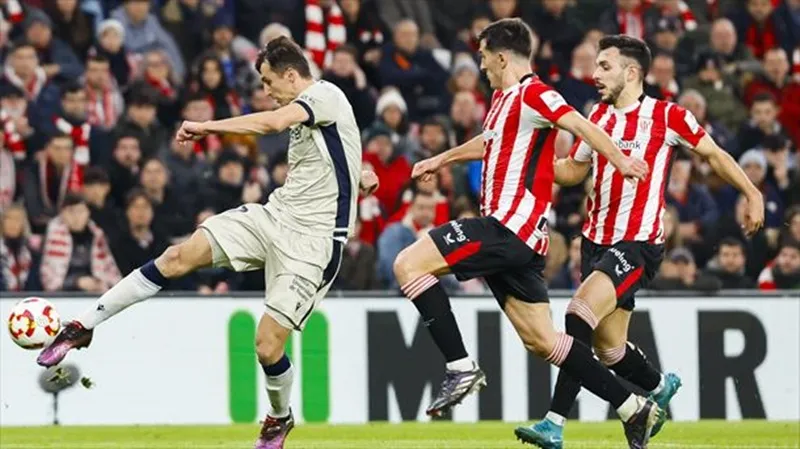 Đương kim vô địch Athletic Bilbao (phải) bị loại khi để thua Osasuna 2-3 ngay trên sân nhà. Endrick1.jpg