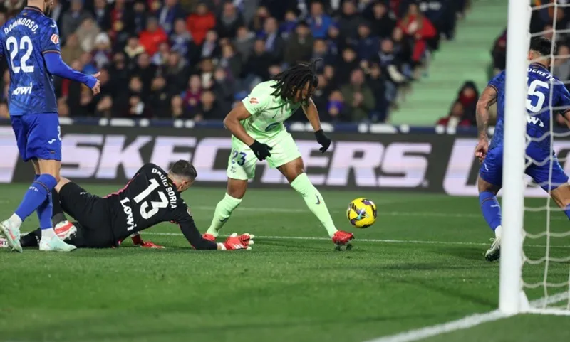 Bàn thắng của Jules Kounde chỉ đủ giúp Barca hòa 1-1 tại Getafe. Getafe1.jpg