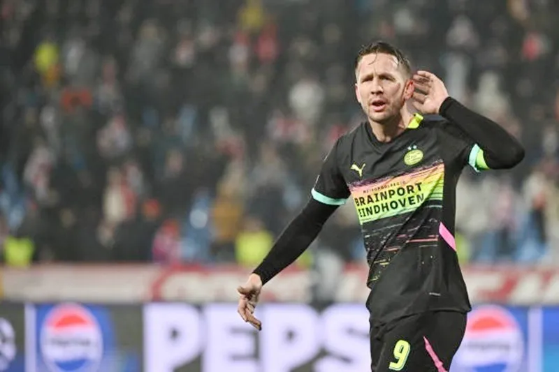 Luuk de Jong đóng góp 2 bàn trong chiến thắng của PSV trên sân Sao Đỏ Belgrade de Jong.jpg