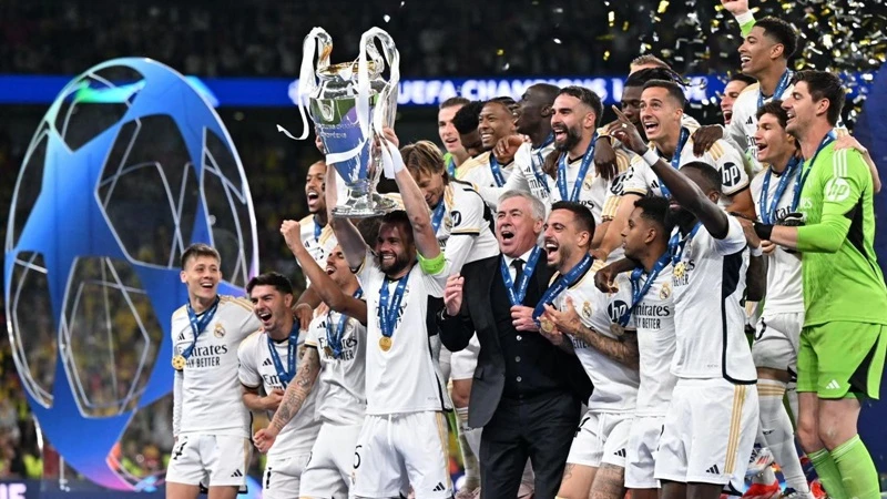 Real Madrid đã trở thành CLB bóng đá đầu tiên đạt doanh thu hàng năm hơn 1 tỷ EUR.