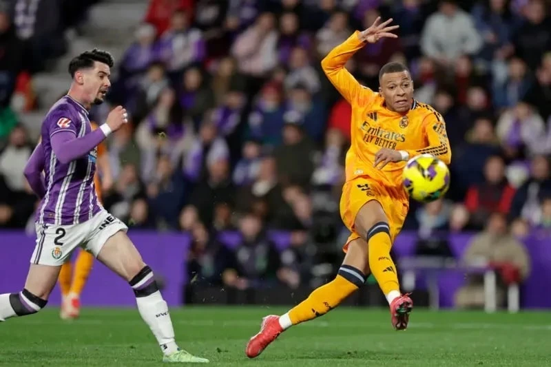 Kylian Mbappe ghi hat-trick đầu tiên cho Real Madrid trong chiến thắng 3-0 trên sân Valladolid.