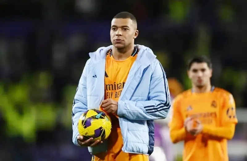 Mbappe lập hat-trick đầu tiên cho Real Madrid trong chiến thắng 3-0 trước Valladolid. Mbappé.jpg