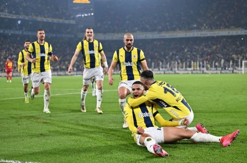 Fenerbahce hạ gục Goztepe trong ngày sinh nhật của HLV trưởng Jose Mourinho