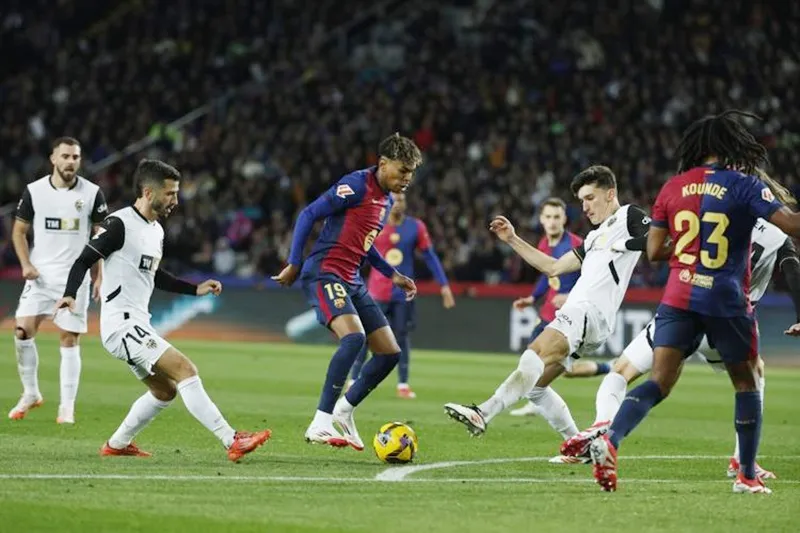 Barca giành chiến thắng đầu tiên sau 5 trận đấu gần nhất của La Liga. Hansi Flick.jpg