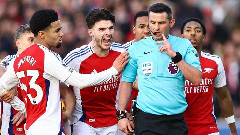 Cảnh sát điều tra “các vụ tấn công ghê tởm” nhằm vào trọng tài Michael Oliver và gia đình.