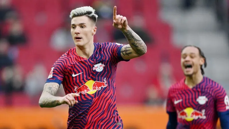 Arsenal đã có các cuộc đàm phán nội bộ về một động thái tiềm năng cho Benjamin Sesko của RB Leipzig. Benjamin Sesko.jpg