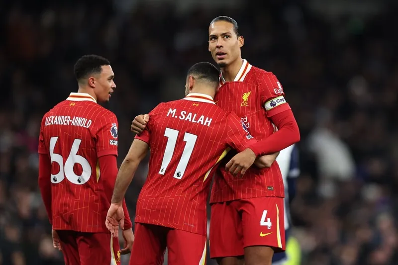 Mohamed Salah và Virgil van Dijk nằm trong 9 trụ cột sẽ ở lại Liverpool để nghỉ ngơi.