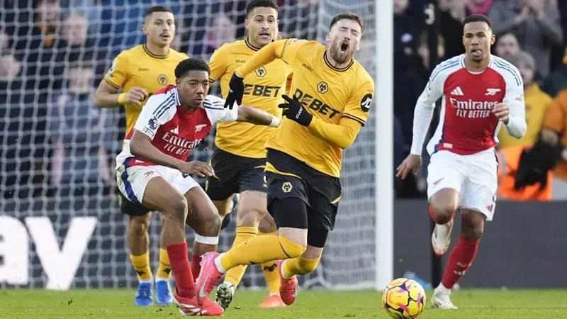 Tiền vệ Myles Lewis-Skelly của Arsenal không phải chịu án treo giò 3 trận vì thẻ đỏ nhận tại Wolves.